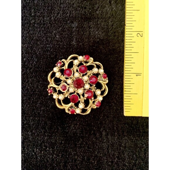 Vintage 1950s Red Rhinestone and Faux Pearl Gold Tone Brooch - Picture 4 of 5